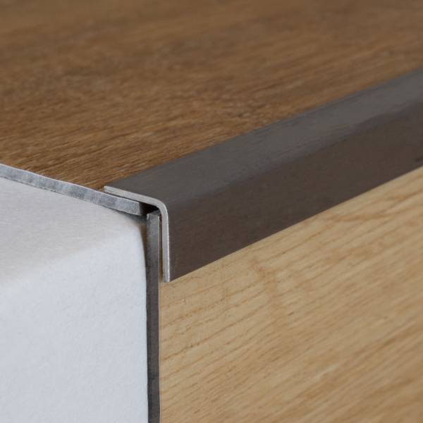 Auer | Treppenkanten- & Winkelprofil Danbrook | Rutschhemmend R10 DIN 51130 | 30 x 30 mm | Edelstahl Auer | Treppenkanten- & Winkelprofil Danbrook | Rutschhemmend R10 DIN 51130 | 30 x 30 mm | Edelstahl