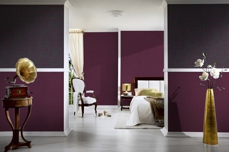 modernes raumdesign mit lila uni tapeten
