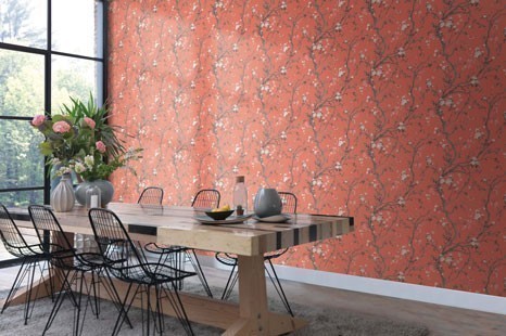 Rote Blumentapete im Esszimmer